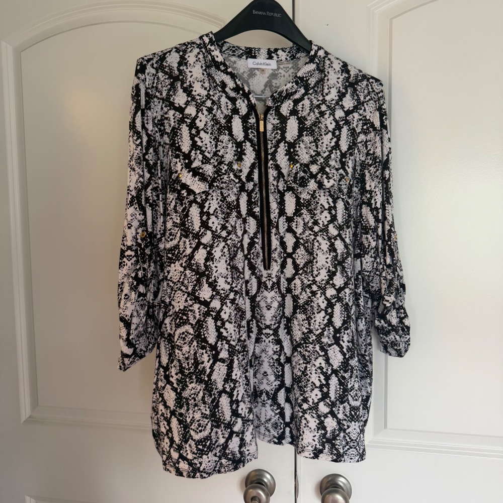 Calvin Klein Womens 2X Black White Snakeskin Print Half Zip Roll Tab Blouse